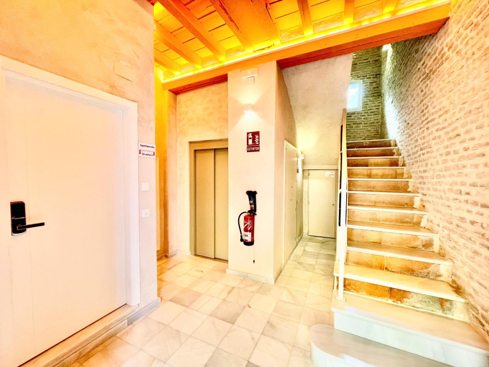 Ferienwohnung Click Triana - Patio Privado Sevilla Exterior foto